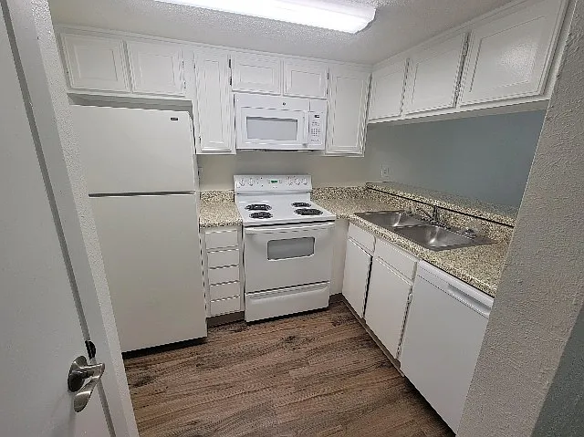 A Private Apt & Townhouse Community — Photo 45
