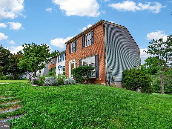 3rd image of 10632 Delfield Ct