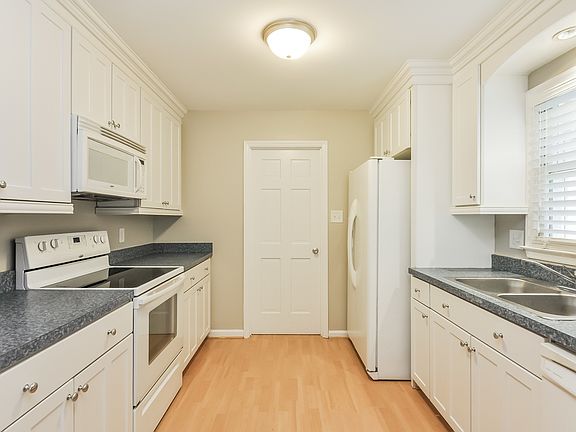 4th image of 504 Lochness Ln