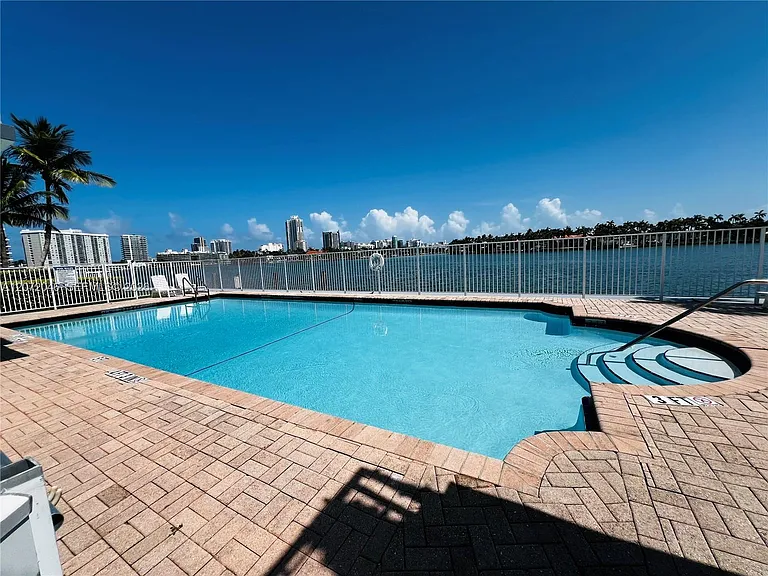 950 Bay Dr #6 — Photo 2