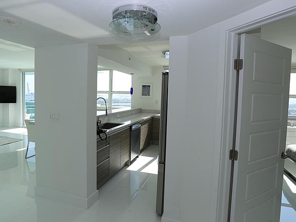 3rd image of 652 West Ave