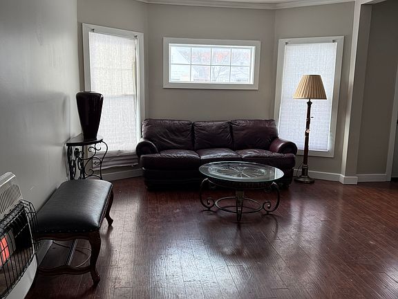 5th image of 37 Holland Pl Unit 2
