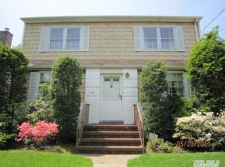 39 Avalon Rd, Hewlett, NY 11557