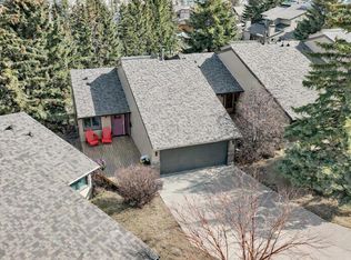 22 NW Coach Manor Ter SW, Calgary, AB T3H1C3