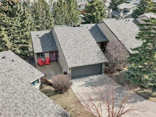 22 NW Coach Manor Ter SW, Calgary, AB T3H 1C3