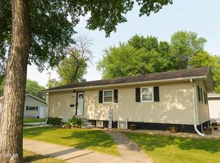 106 N 20th St, Grand Forks, ND 58203