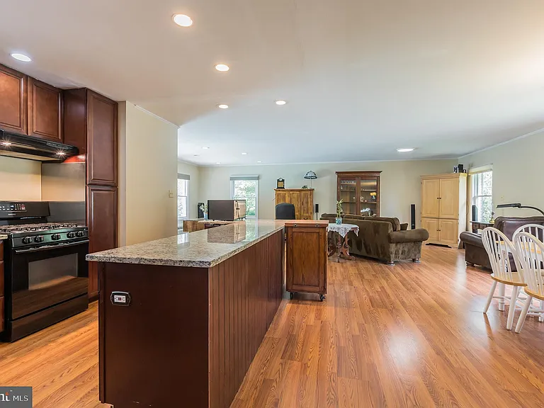 7011 Hadlow Dr — Photo 15