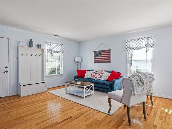 3rd image of 122 Sunny Dr