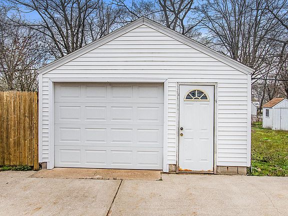 3rd image of 127 Vanderveen Ave