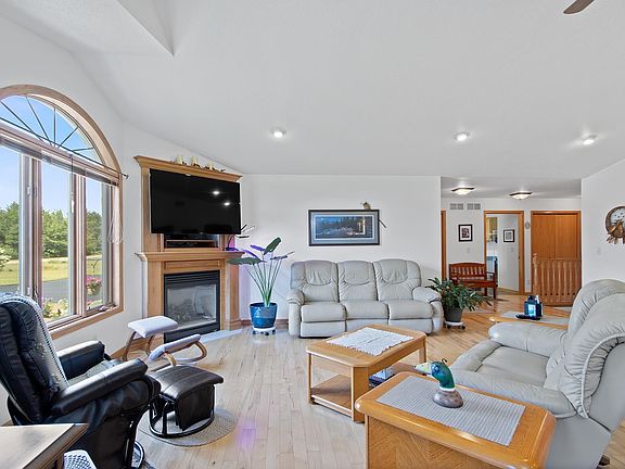5th image of 104 W Kingsbury Dr