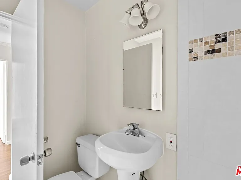 1233 Barry Ave #208 — Photo 6
