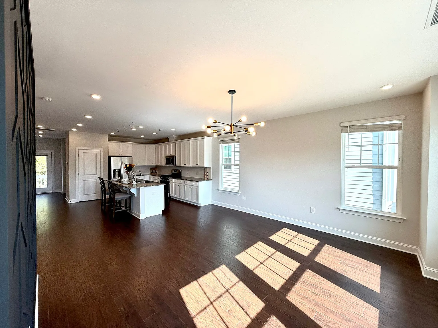 4 bed, 2354 sqft, $2,450 — Photo 3
