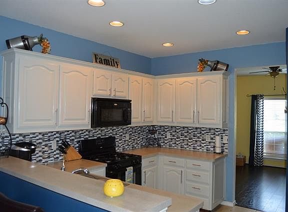 3rd image of 4033 Petersburg Dr