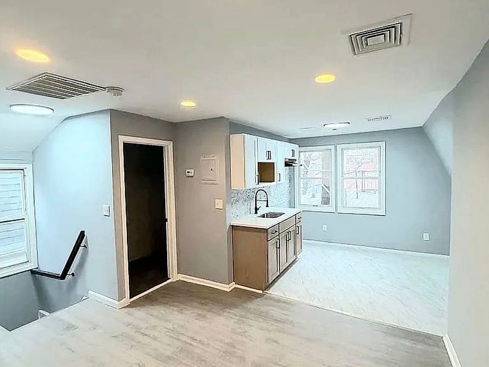 1st image of 49 Hilton St Floor 3