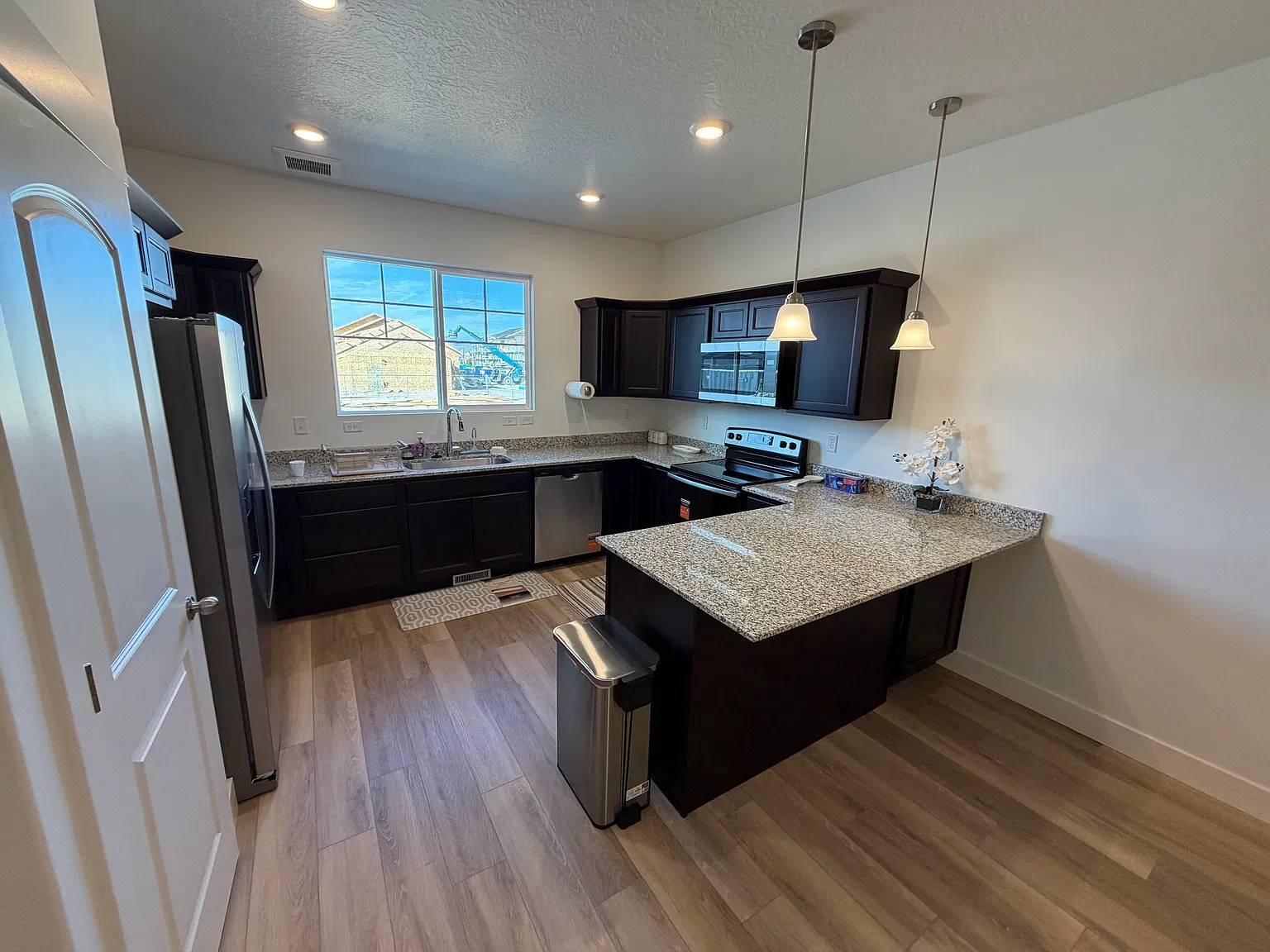4 bed, 3.5 bath, 2436 sqft, $3,000 — Photo 2