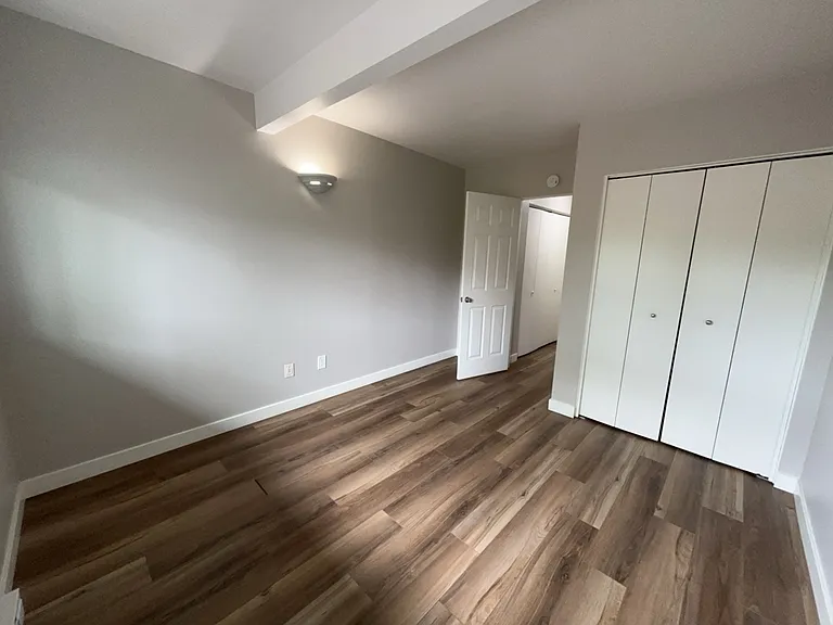 Hall Court Apartments — Photo 8