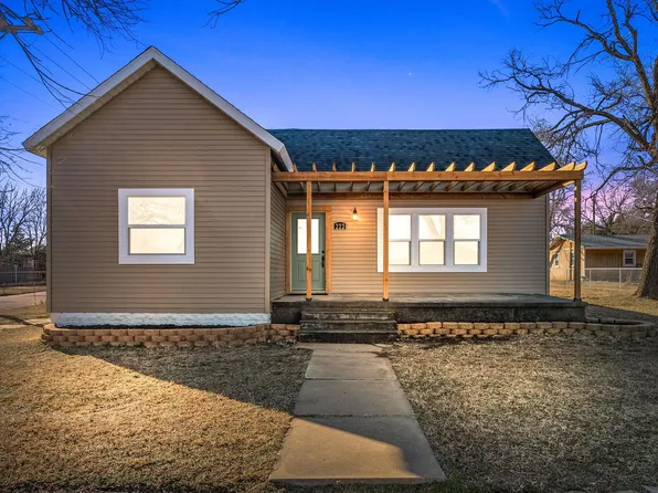 222 S 5th St, Conway Springs, KS 67031