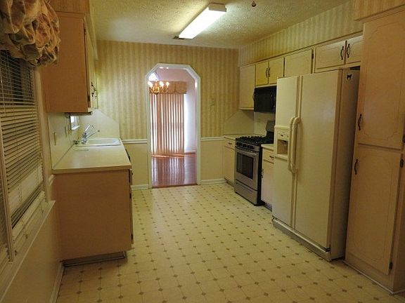 4th image of 6105 Bayberry Dr