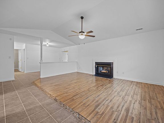 3rd image of 206 Flagstone Ln