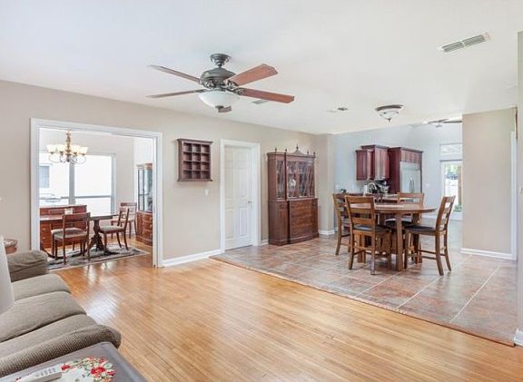 4th image of 527 38th Ave NE