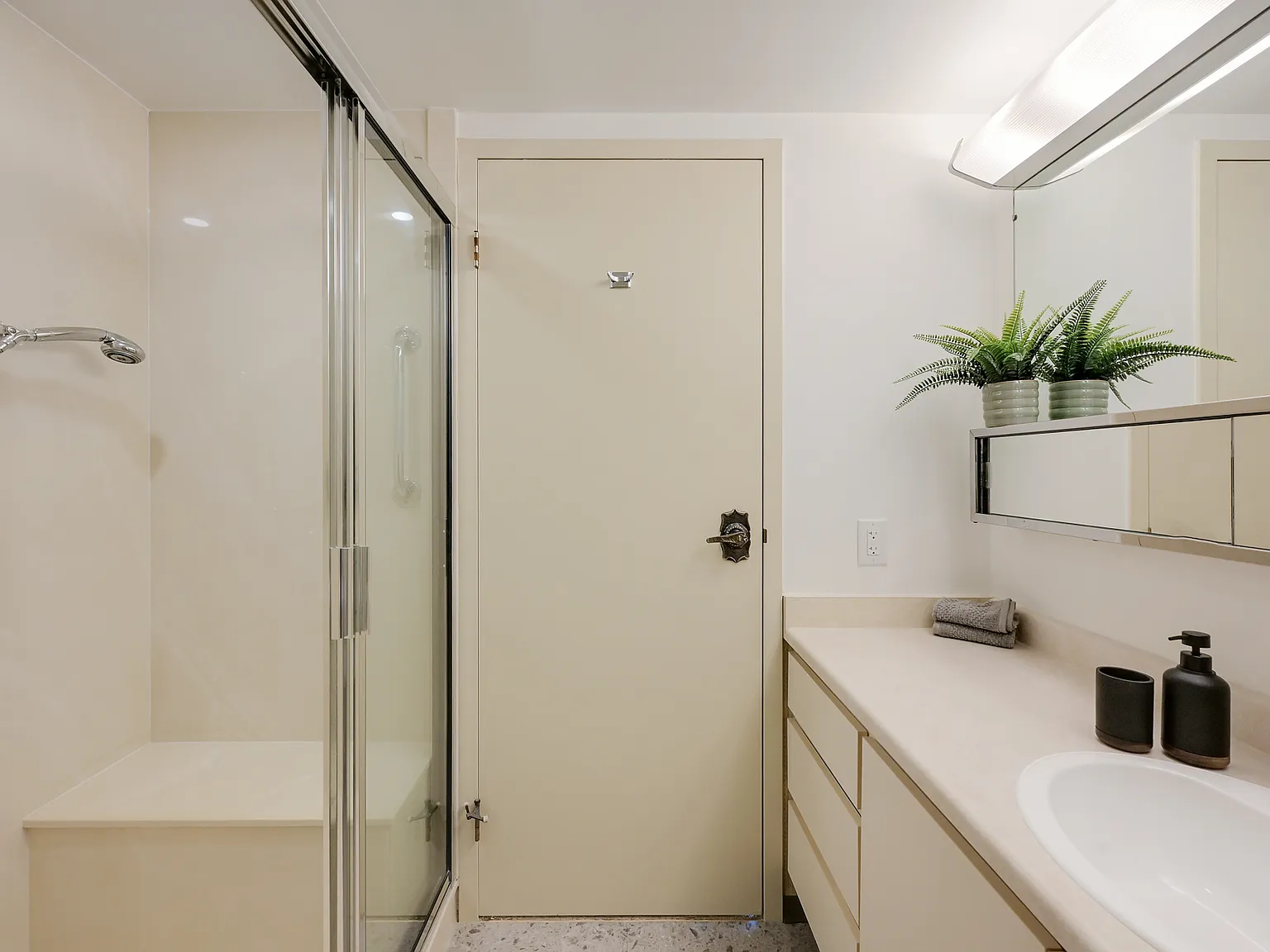 2 bed, 1350 sqft, $4,300 — Photo 4