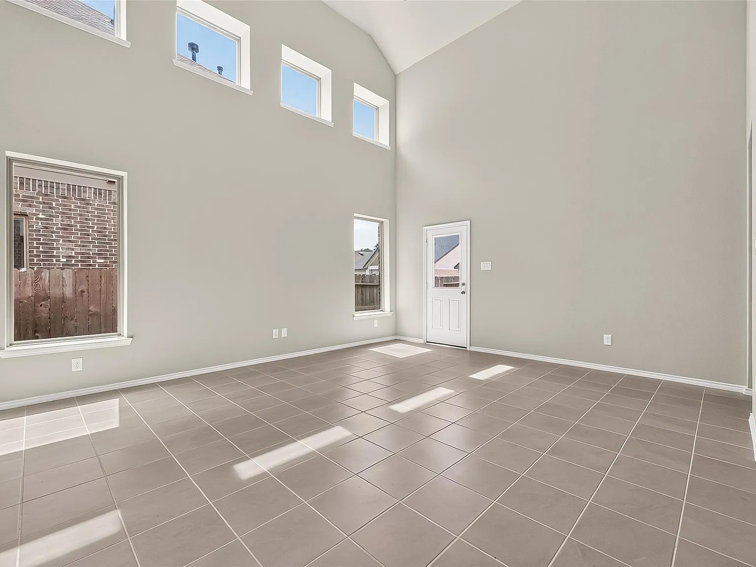 4 bed, 3.0 bath, 2263 sqft, $2,750 — Photo 4