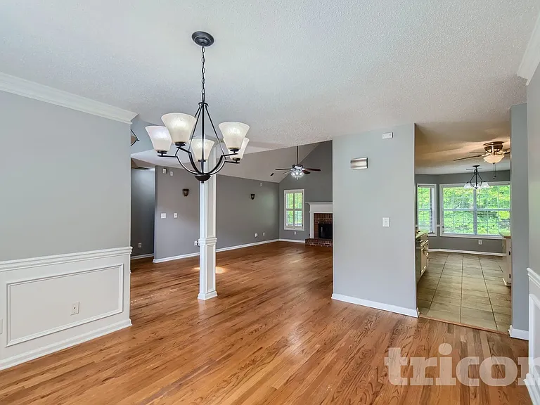 390 River Point Dr — Photo 5