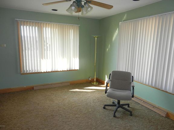 living/dining area off kitchen