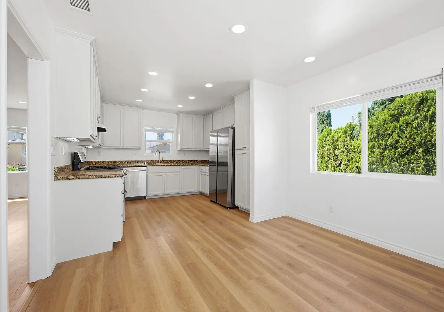Spacious property with no back house! — Photo 3