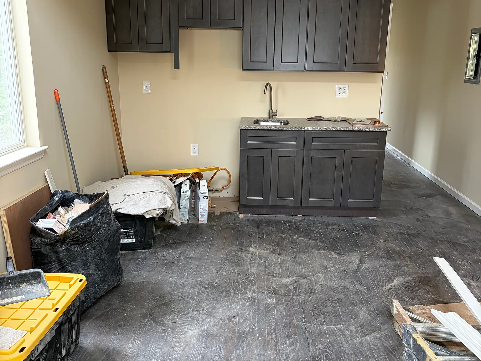 3 bed, 900 sqft, $3,811 — Photo 3