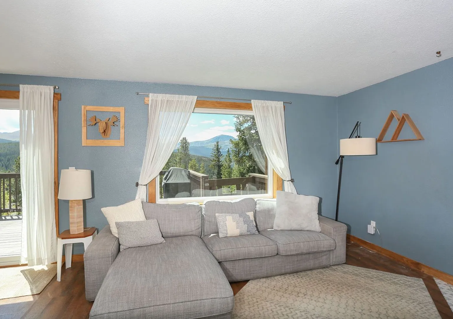 Amazing views! On bus route! 1 Year Lease! — Photo 3