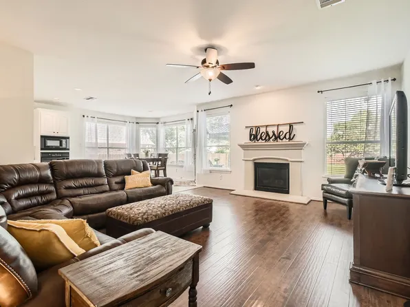 8633 Shadow Trace Dr, Fort Worth, TX 76244