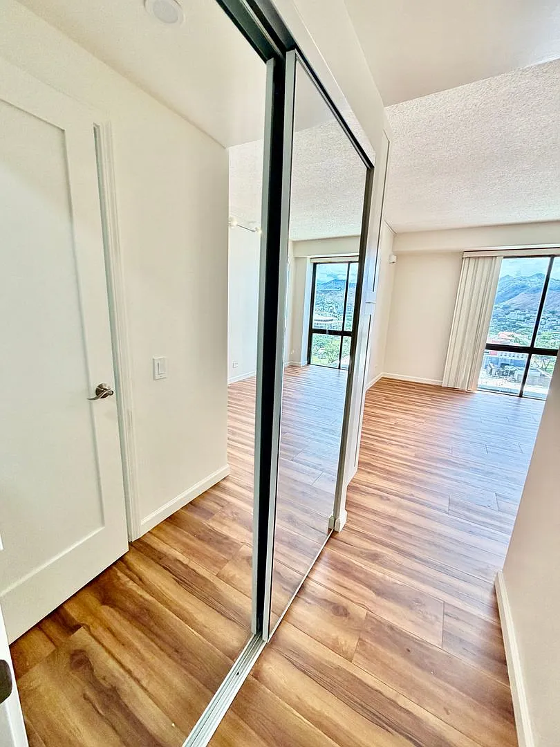 Available Now: A fully renovated 2 Bedroom, 2 bathroom condo with 1 assigned parking at Harbor Sq... — Photo 4