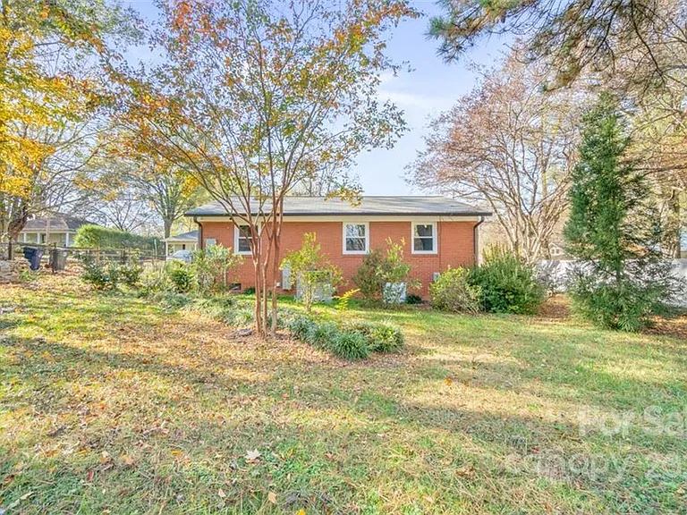 21102 Pine St — Photo 2