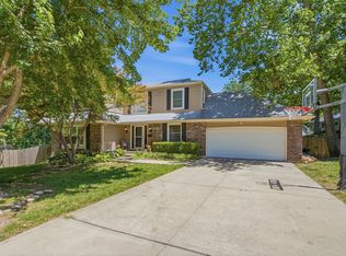 8 W Bridlespur Ter, Kansas City, MO 64114