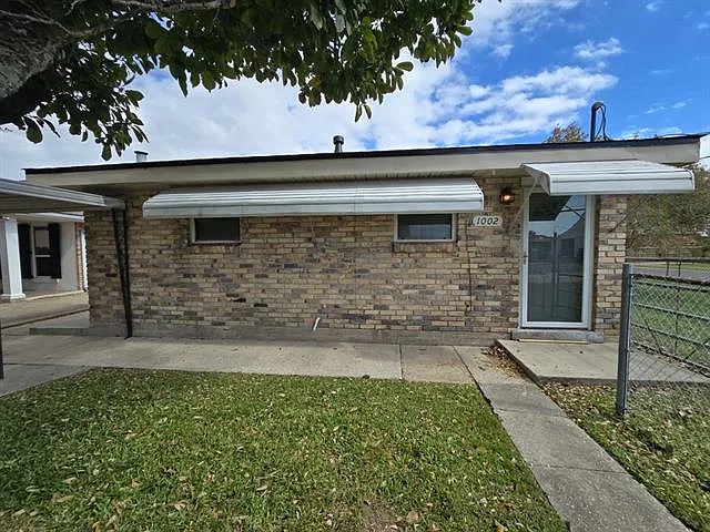 1002 Daniel St