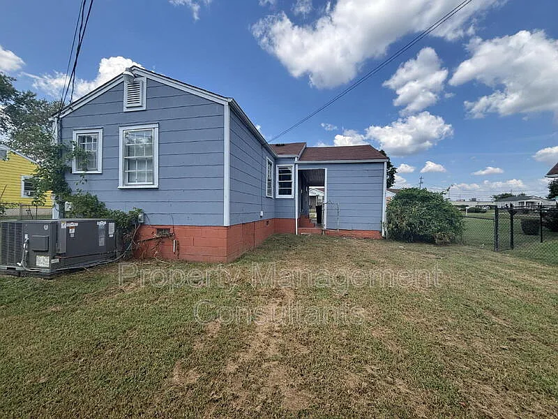 3 bed, 2.0 bath, 1289 sqft, $1,300 — Photo 2