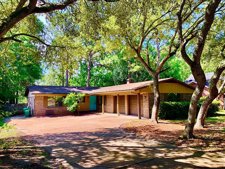 317 Somerset Dr — Photo 1