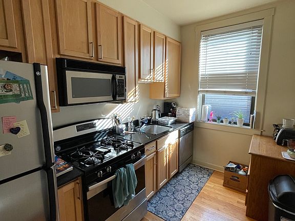 2nd image of 905 W Cornelia Ave APT 1W