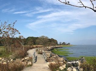 91 Winthrop Dr, Riverside, CT 06878