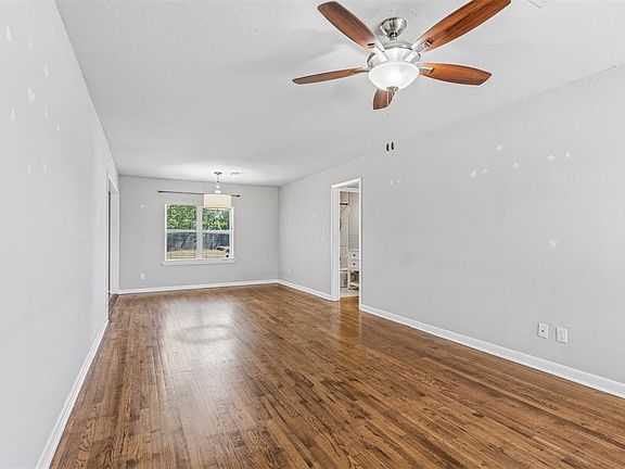 4th image of 409 W Douglas Dr