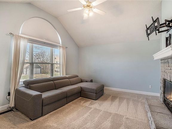 4th image of 576 Hawthorne Dr
