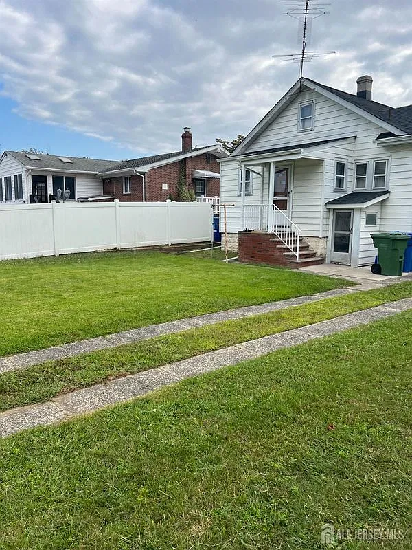 2 bed, 1.0 bath, 1026 sqft, $2,400 — Photo 2