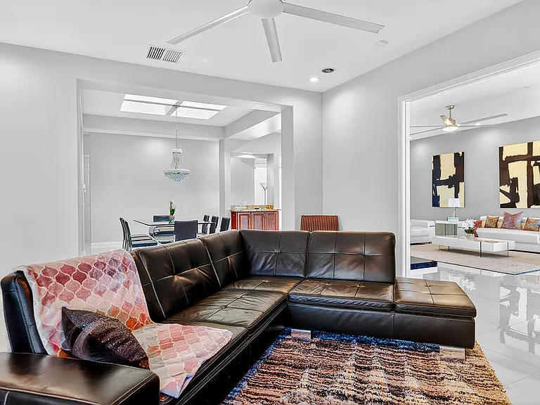 OPEN FLOOR PLAN