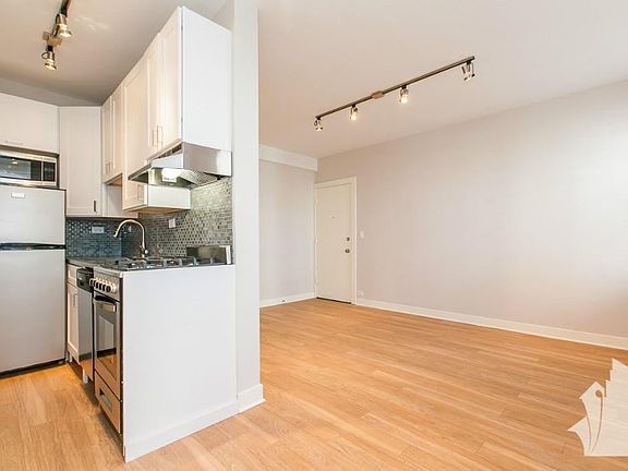 3rd image of 511 W Belmont Ave APT 5
