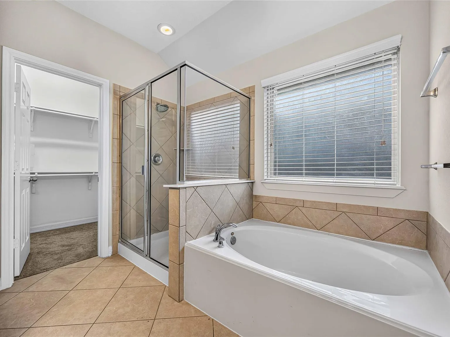 4 bed, 4.0 bath, 2621 sqft, $2,900 — Photo 3