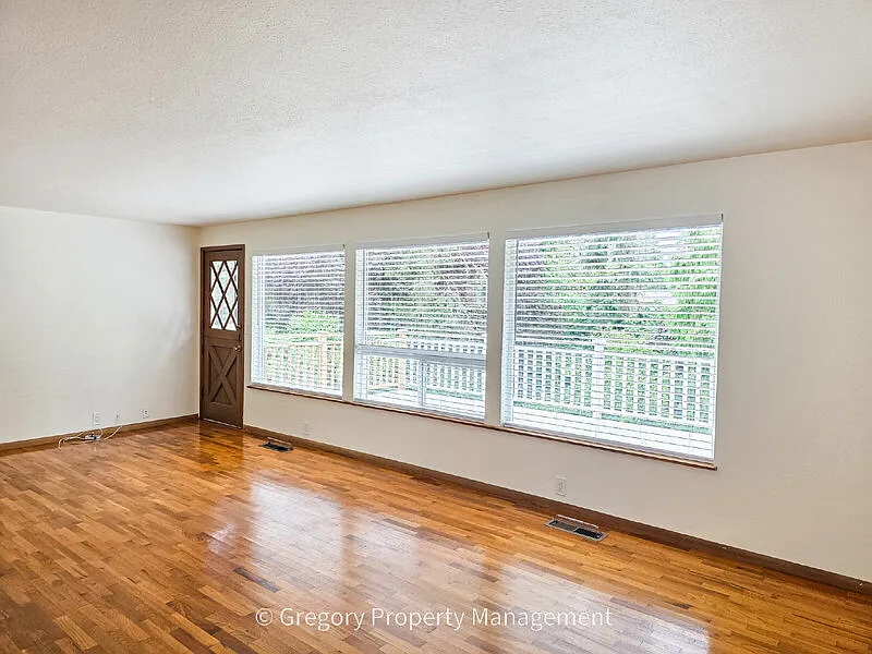 6 bed, 2.0 bath, 2700 sqft, $3,400 — Photo 4