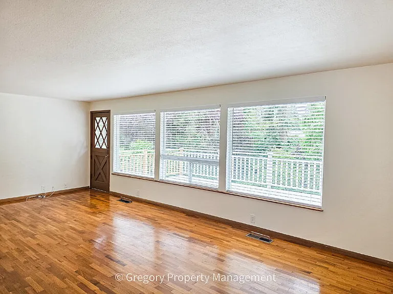4908 Dogwood Dr — Photo 4