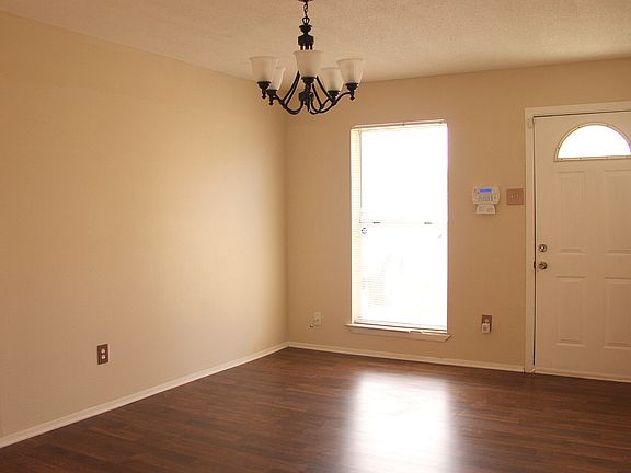 3rd image of 921 Stillwell Ln
