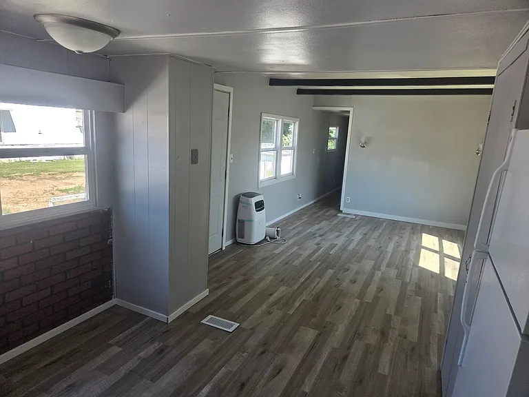 601 S Stewart St — Photo 3